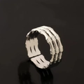 Anillo de esqueleto plateado con diseño gótico de tres filas y banda abierta ajustable - Estilo de Eslabones de Tres Filas (40400-2 Plateado)