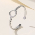 Dettaglio dell'anello d'argento con trama a corda e design circolare svuotato - Anello Aperto Geometrico(40420-2)