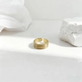Detalle de anillos bohemios dorados apilables con cuentas sobre seda blanca y roca - Estilo de Capas Apilables (40438-1)