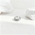 Primer plano de un anillo bohemio multicapa plateado con detalles de textura perlada - Estilo de Capas Apilables (40438-2)