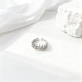 Anillo de corona bohemio plateado con diseño de corazón calado sobre seda blanca - Forma de Corona Calada (40440-2)