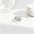 Anillo de trébol plateado con números romanos y acabado cepillado para mujer - Estilo de Trébol Números Romanos (40439-2)