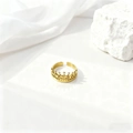 Anillo de corona dorado bohemio calado sobre fondo de seda blanca y mármol elegante - Forma de Corona Calada (40440-1)
