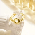 Detalle macro de un anillo bohemio dorado ajustable sobre un pilar vintage - Estilo de Círculo Sólido (40410-1) / Abierto Ajustable / Dorado