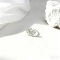 Anillo geométrico plateado de mariposa con detalles en relieve y diseño abierto - Forma de Mariposa en Relieve (40453-2)