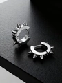 Dettaglio ravvicinato di orecchini punk in acciaio inossidabile con punte a cono - Orecchini per piercing / Argento