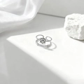 Detalle del conjunto de anillos plateados con diseño de sol sobre seda blanca - Plateado (40407-2)