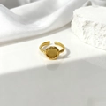 Primer plano de anillo ovalado dorado hueco con textura trenzada en seda blanca - Estilo de Textura en Relieve Redonda (40460) / Dorado (40460-1)