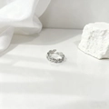 Anillo abierto minimalista de hoja de olivo en acero plateado sobre fondo de seda blanca - Diseño de Rama de Olivo Superpuesta (40456-2)