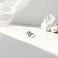 Detalle de anillo floral de acero de titanio plateado con texturas de pétalos en relieve - Forma de Flor de Cinco Pétalos (40450-2) / Plateado