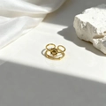 Detalle del conjunto de anillo solar dorado y banda de cuentas sobre piedra y seda - Dorado (40407-1)