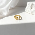Detalle de anillo dorado ajustable con diseño ovalado hueco y circonitas sobre seda blanca - Estilo Asimétrico de Diamantes de Imitación Redondos (40408) / Dorado (40408-1)