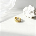 Detalle de anillo bohemio dorado con diseño de hoja grabado sobre seda blanca fina - Estilo Hueco Repujado Vintage - Dorado (40443-1)