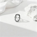 Anillo minimalista plateado ovalado hueco con banda ajustable sobre seda blanca - Plateado (40462-2)