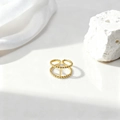 Detalle de anillo dorado de doble capa con cuentas sobre seda blanca y piedra mineral - Estilo Textura de Cuentas Doble Capa - Dorado (40445-1)