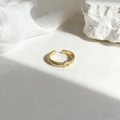 Anillo dorado ajustable con textura trenzada y diseño ovalado sobre fondo de piedra - Dorado (40463-1)