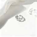 Detalle de anillo de plata con hoja de laurel, disco central y texturas de calado precisas - Estilo Hoja Vintage Medallón Redondo - Plateado (40448-2)