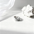 Vista macro detallada de un anillo de hoja plateado con diseño de ojo en piedra blanca - Estilo Tejido Ojo de la Providencia - Plateado (40443-2)
