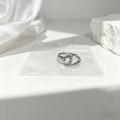 Anillo ovalado plateado con diseño de metal líquido sobre seda blanca y piedra pura - Plateado (40465-2)