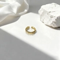 Anillo abierto dorado minimalista con textura geométrica sobre fondo de seda blanca - Textura de Rejilla Geométrica - Dorado (4005-1 Dorado)
