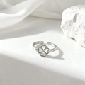 Anillo abierto minimalista bañado en plata con diseño de trébol sobre fondo de seda - Estilo Trébol Hueco - Plateado (40441-2)