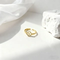 Elegante anillo abierto bañado en oro con diseño de trébol de cuatro hojas para mujer - Estilo Trébol Hueco - Dorado (40441-1)