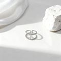 Detalle del anillo de plata de doble capa con cuentas sobre piedra blanca y seda - Estilo Textura de Cuentas Doble Capa - Plateado (40445-2)