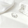 Detalle de anillo de laurel plateado sobre seda, diseño ovalado hueco y fino - Estilo Geométrico Ovalado Hueco - Plateado (40446-2)