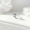 Vista detallada del anillo de hoja de laurel plateado con acabado de espejo pulido - Estilo Artístico de Gota Líquida - Plateado (40257-2)