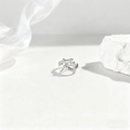 Detalle del juego de anillos de plata orgánica sobre seda blanca y textura de piedra - Diseño de Enredaderas y Espinas - Plateado (40100-2 Plateado)