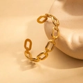 Detailansicht eines minimalistischen goldenen Gliederketten-Armbands auf Keramik - Kettenglied Stil (BJGB0192)