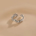 Macro de anillo abierto de ondas plateadas sobre fondo de tela beige texturizada - Forma de Gota de Agua Ondulada - Plateado (4093-2 Plateado)
