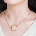 Primer plano de un collar dorado con colgante de letra C mayúscula pulida y cadena fina - Letra C (2900) / Dorado