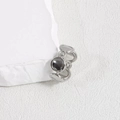 Vista detallada del anillo de burbujas de plata minimalista con detalle negro - Forma de Círculo de Burbujas - Plata