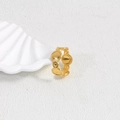 Detalle de un anillo geométrico dorado con discos conectados sobre soporte de concha - Diseño de múltiples discos conectados - Dorado (40473-1 Dorado)