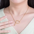 Elegante collar dorado con inicial P para mujer en acero inoxidable con diseño minimalista - Letra P (2900) / Dorado