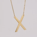 Detalle del colgante con la letra X dorada en un collar de cadena de eslabones - Letra X (2900) / Dorado