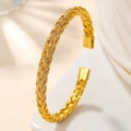 Dettaglio del bracciale rigido intrecciato in oro con una complessa trama di metallo fuso - Bracciale Rigido Intrecciato Oro