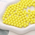 Levendige gele macaron ronde plastic kralen in een witte schaal voor DIY sieraden - Geel