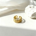 Anillo ajustable dorado de acero de titanio con bordes de doble perla y motivos circulares - Diseño de Placa Metálica Redonda con Borde de Cuentas (40455-1)