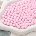 Close-up van roze ronde plastic kralen voor DIY sieraden armbanden en kettingen maken - Roze