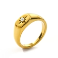 Elegante anello a sigillo dorato con stella e perla bianca su superficie ovale lucida - US 6 / Oro Ovale