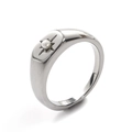 Dettaglio di un anello a sigillo argento con incisione a stella e inserto in perla - US 6 / Steel Oval