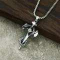 Gros plan détaillé d'un pendentif épée gothique vintage avec serpent sculpté et cristal - Style 13 Zircone Blanc Pendentif Uniquement (Sans Chaîne)
