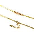 Detail van roze hartvormige edelstenen aan een gouden platte slangenschakelketting met sluiting - Goud Roze