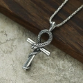Gros plan d'un serpent gothique vintage enroulé autour d'un pendentif en forme de croix - Argent Style 9 Pendentif Uniquement (Sans Chaîne)