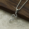 Vue macro détaillée du pendentif serpent en argent avec écailles et chaîne à maillons - Argent Style 11 Pendentif Uniquement (Sans Chaîne)
