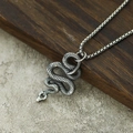Gros plan détaillé d'un pendentif serpent vintage en argent avec textures d'écailles - Argent Style 1 Pendentif Uniquement (Sans Chaîne)