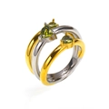 Vista macro dei zirconi verdi a forma di cuore su set di anelli placcati oro e argento - Bicolore Zircone Verde Oliva