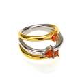 Dettaglio di tre anelli a cuore sovrapponibili in finitura oro e argento con pietre arancio - Bicolore Zircone Rosso-Arancio